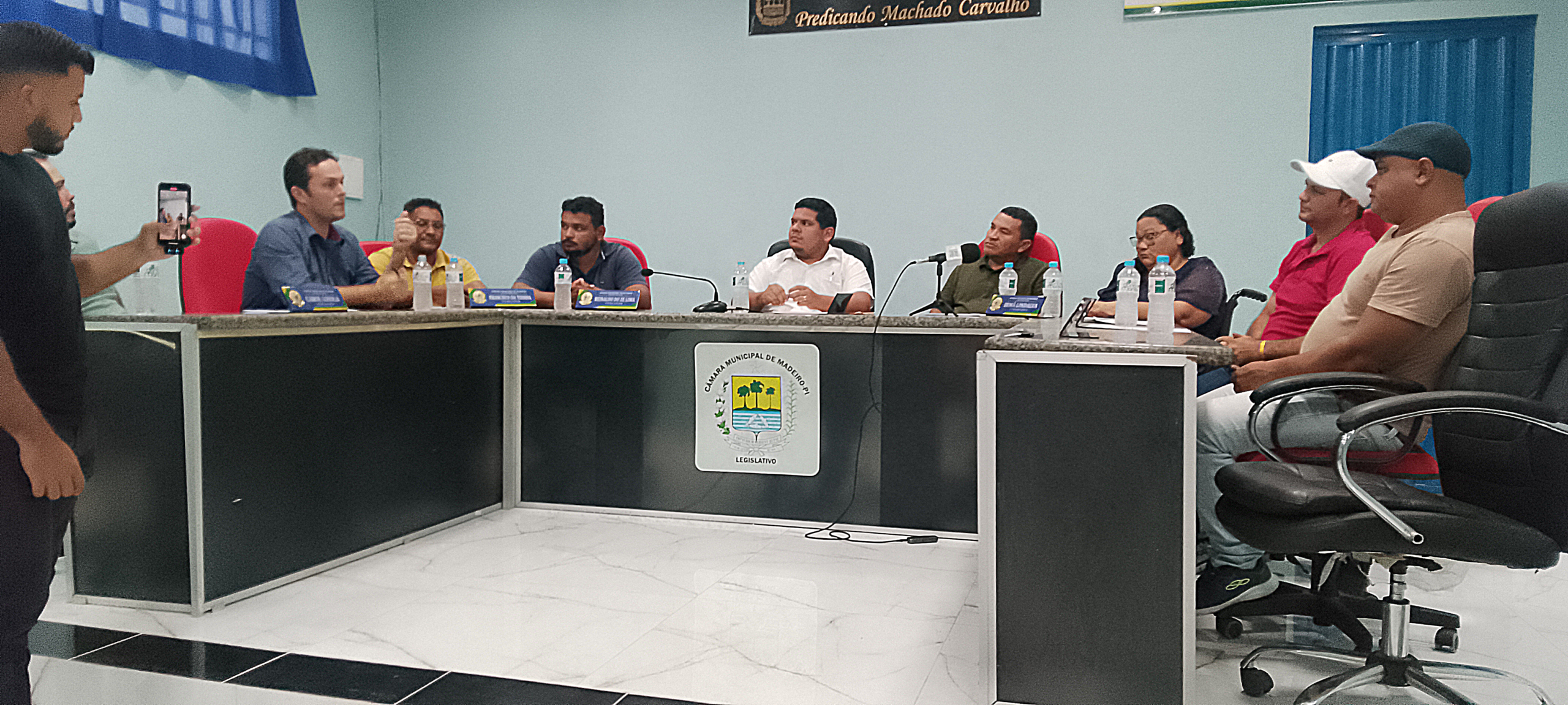 Prefeito Delon convoca vereadores para discutir demandas do município, mas oposição não comparece